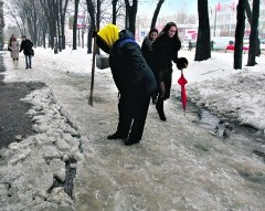 Убираем лед подручными средствами